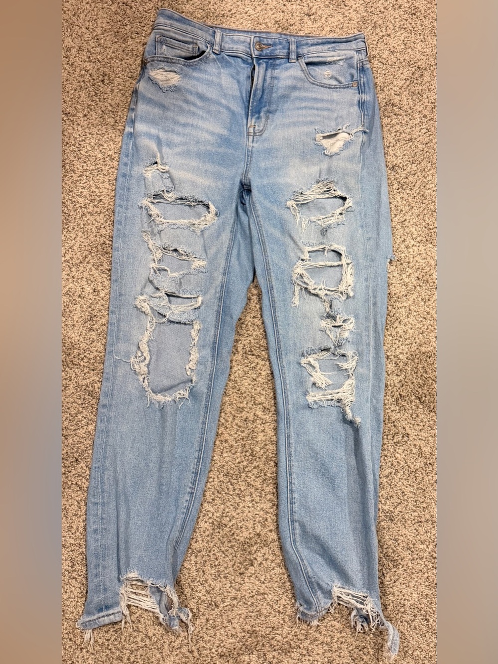Light Blue Ripped Women's mom Jeans - Casual Distressed Denim
